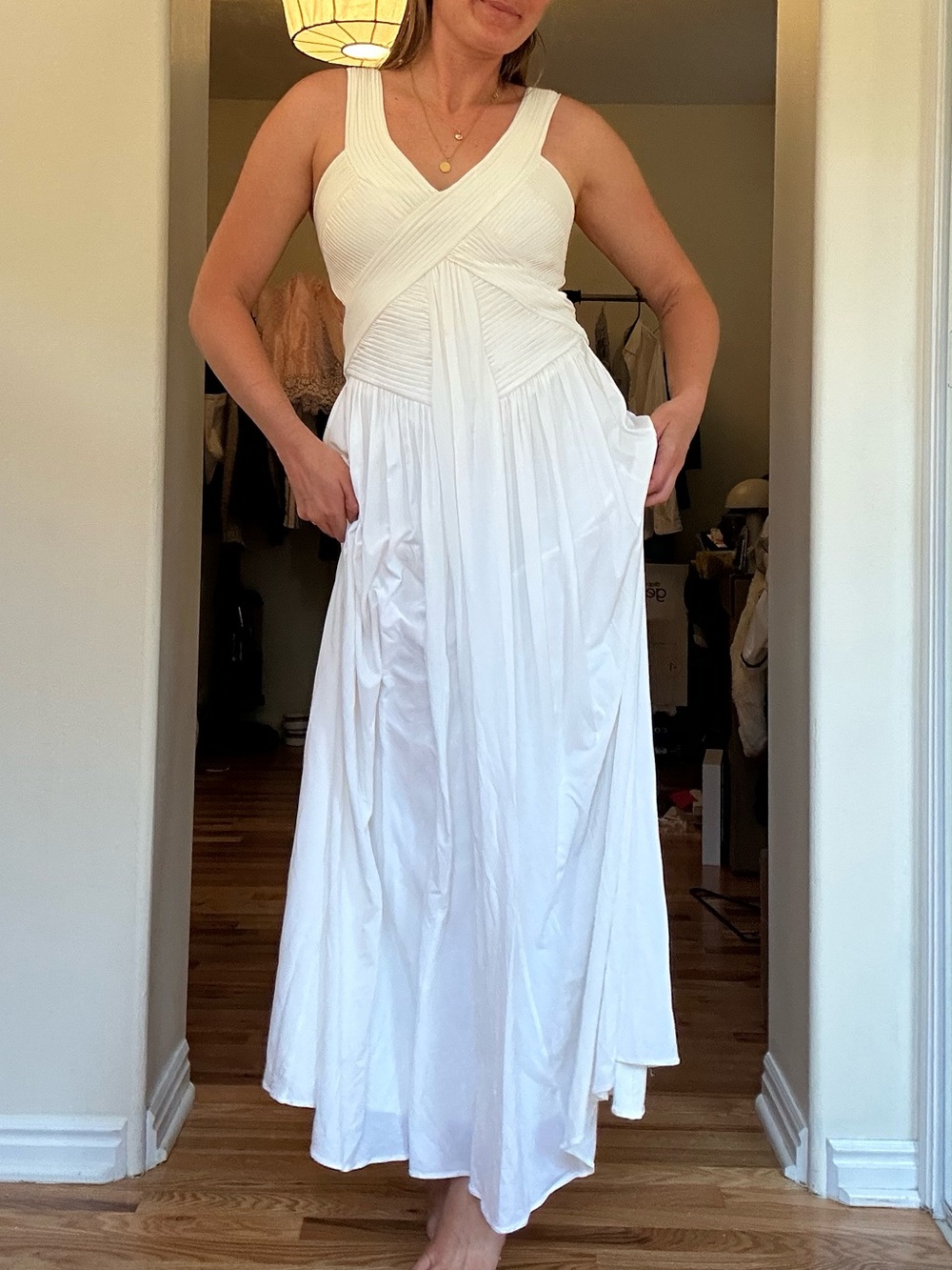 White backless dress - Picture 4 of 12